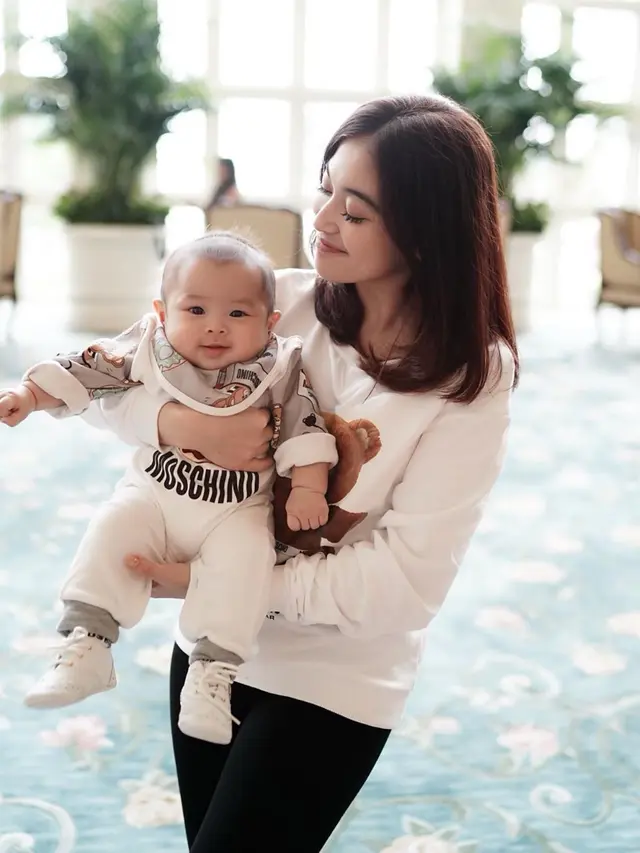 6 Potret Kartika Dewi Momong Anak Sandra Dewi, Bak Anak Kandung
