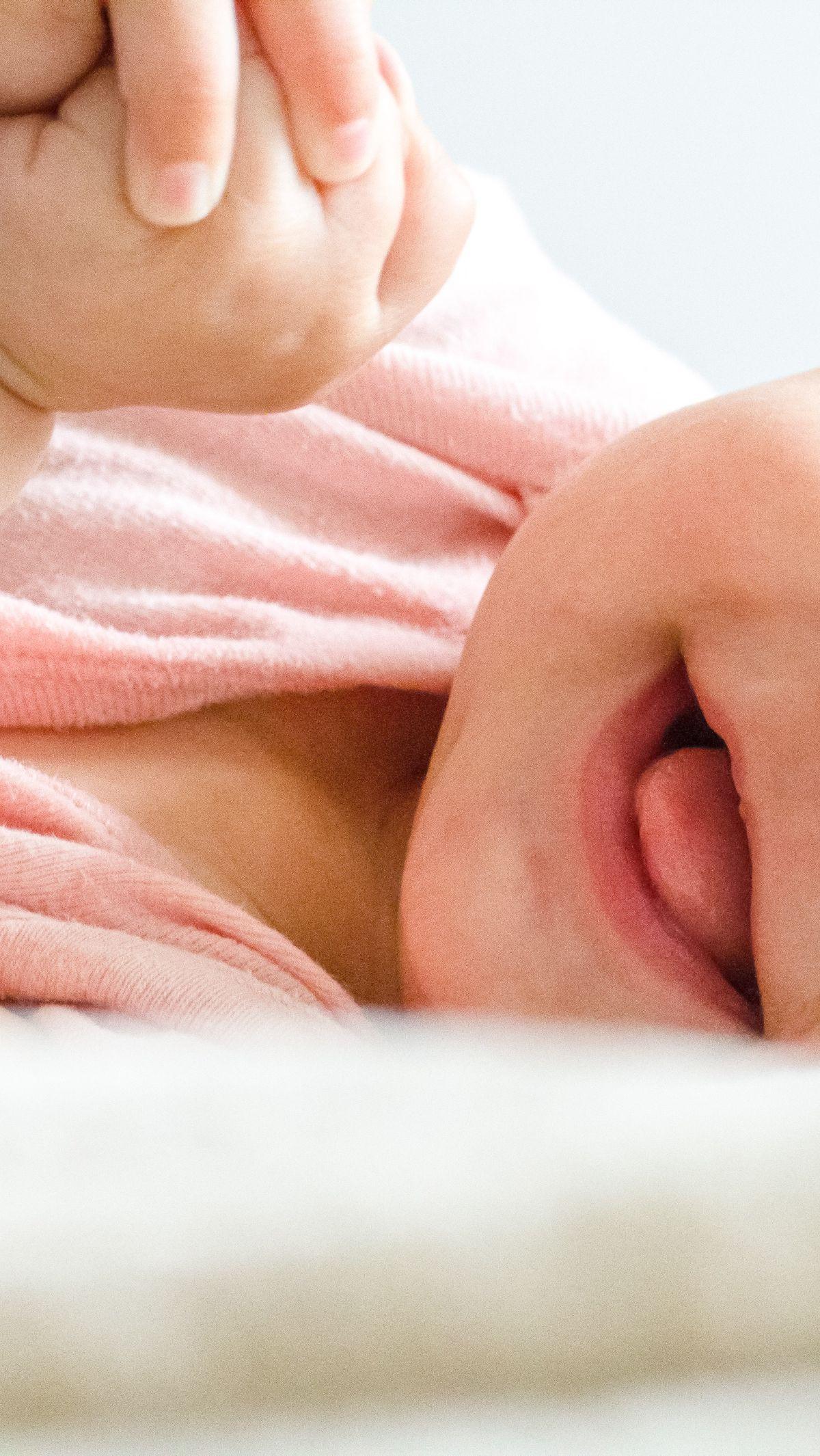 Keterlambatan pertumbuhan gigi pada bayi bisa menjadi sumber kekhawatiran bagi orangtua. Proses tumbuh gigi pada bayi umumnya dimulai sekitar usia enam bulan, tetapi setiap anak bisa berbeda-beda. Beberapa bayi mungkin mengalami keterlambatan dalam tumbuh