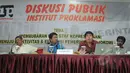 Direktur Global Future Institute, Hendrajit (kiri), Pengamat Anggaran Politik Uchok Sky Khadafi (kedua kanan) dan pakar hukum tata negara Prof Margarito (kanan) dalam diskusi publik di Jakarta, Senin (2/2). (Liputan6.com/Herman Zakharia)