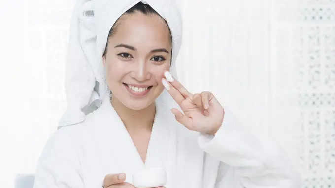 Ilustrasi Menggunakan Moisturizer