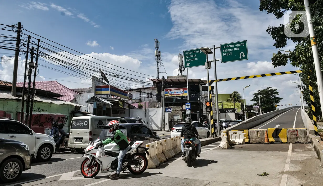 Pengendara motor menerobos separator yang menutup akses jalan layang atau flyover tapal kuda Lenteng Agung, Jakarta, Minggu (28/2/2021). Banyak pengendara motor nekat menerobos flyover tapal kuda Lenteng Agung utuk mempersingkat jarak tempuh dan menghindari kemacetan. (merdeka.com/Iqbal S Nugroho)