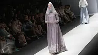 Model memeragakan busana karya desainer Ria Miranda dalam pagelaran Jakarta Fashion Week 2016 di Senayan City, Jakarta, Sabtu (24/10/2015). (Liputan6.com/Immanuel Antonius)