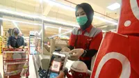 Nasabah sedang melakukan transaksi pembayaran menggunakan Scan QRIS OCTO Mobile di LOTTE Mart Bintaro Jaya, Rabu (5/5/2021).