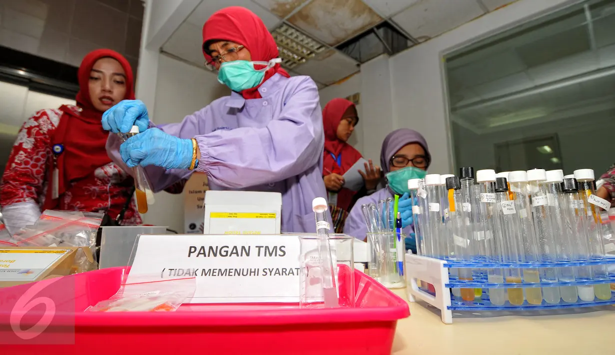 Petugas Badan Pengawasan Obat dan Makanan (BPOM) memeriksa kandungan makanan di sebuah pasar modern di Pasar Minggu, Jakarta, Kamis (9/7/2015). Sidak dilakukan guna menjaga kualitas makanan jelang Lebaran. (Liputan6.com/Yoppy Renato)
