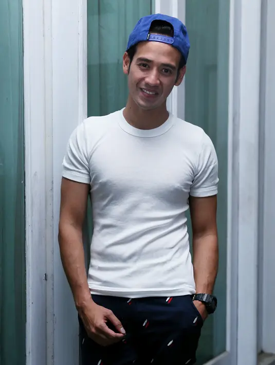 Tara Budiman yang sedang menggarap film persembahan untuk almarhum Olga Syahputra bersama teman-teman yang lain. (Galih W. Satria/Bintang.com)