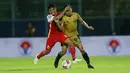 Pemain Persija Jakarta, Sandi Sute (kiri) berebut bola dengan pemain Bhayangkara Solo FC, TM Ichsan, pada laga Piala Menpora 2021 di Stadion Kanjuruhan, Malang, Rabu (31/3/2021). (Bola.com/M Iqbal Ichsan)