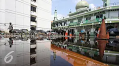 Petugas saat memusnahkan belasan ribu botol minuman keras berbagai merek dan belasan ribu gram ganja kering siap edar di halaman Mapolres Metro Jakarta Selatan, Kamis (2/6). (Liputan6.com/Immanuel Antonius)