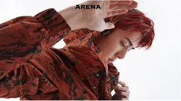 Hiasi cover majalah ARENA, Sehun tampil dengan gaya yang chic dan warna rambut merah gelap. Walaupun miliki rambut warna terang, dirinya tetap cocok dan sukses membuat penggemar histeris. (Liputan6.com/Instagram/@weareone.exo)