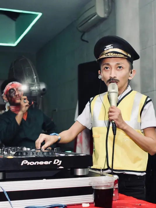<p>Sejak tahun 2017 silam, Omo Kucrut menekuni dunia DJ. Dari beberapa potretnya di akun instagramnya, ia begitu totalitas menekuni dunia DJ. [Instagram/omokucrut]</p>