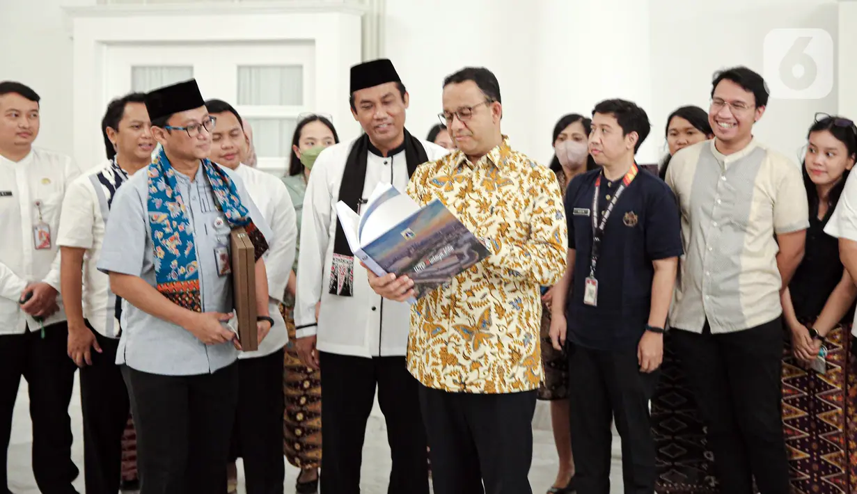 Gubernur DKI Jakarta Anies Baswedan (tengah) menyampaikan sambutan saat menyapa para Aparatur Sipil Negara (ASN) di Balai Kota DKI Jakarta, Jumat (14/10/2022). Di hari terakhir menjabat sebagai Gubernur DKI Jakarta, Anies Baswedan menyempatkan diri untuk menyapa ASN di Balai Kota. (Liputan6.com/Faizal Fanani)
