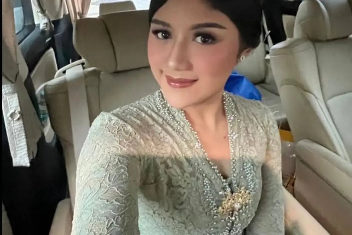 Pesona Anggun Erina Gudono Berkebaya Hadiri Wisuda Sang Adik