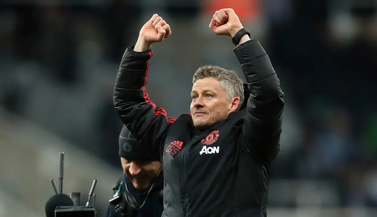 Pelatih Manchester United, Ole Gunnar Solskjaer berselebrasi usai pertandingan melawan Newcastle United pada lanjutan Liga Inggris di St James 'Park (2/1). MU menang 2-0 atas Newcastle. (Owen Humphreys/PA via AP)