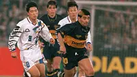 Diego Maradona ketika membela Boca Junior pada pertandingan persahabatan melawan Shin Tae-yong dan Timnas Korea Selatan pada 1995. (AFP/Kim Jae-Hwan)