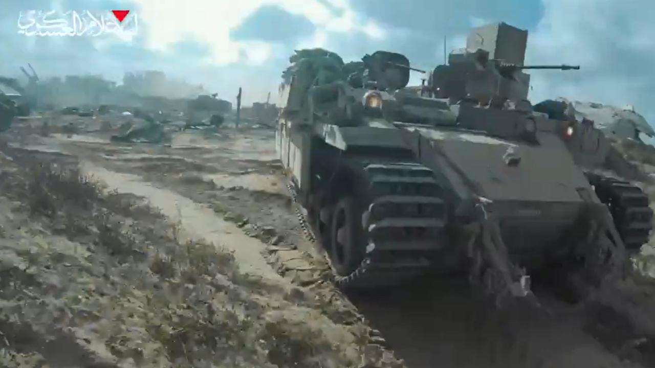 VIDEO Pejuang Hamas Naik ke Tank Israel di Gaza Lalu Lemparkan Bom, 7 Tentara Zionis Tewas Terbakar