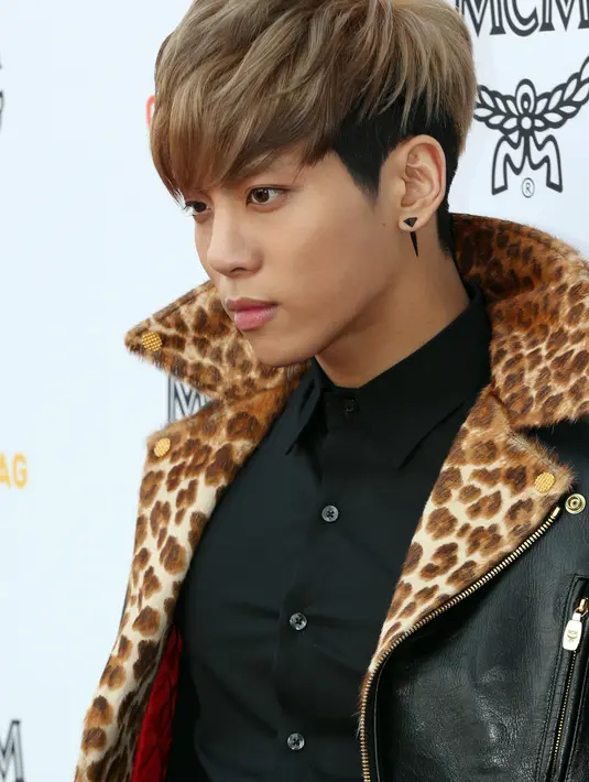 Jonghyun Shinee yang merupakan lead vokal di boyband tersebut, Jonghyun nampak tampan ketika memakai coat bercorak leopard yang membalut tubuhnya yang kekar. (AFP/Bintang.com)