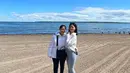 Tak hanya sendiri, Gisela Cindy juga sempat berlibur ke pantai bersama sang ibu [instagram/gieelacindy12]