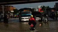 Banjir merendam ratusan rumah dan jalur pantura wilayah Kabupaten Brebes, Jawa Tengah. (Liputan6.com/Fajar Eko Nugroho)