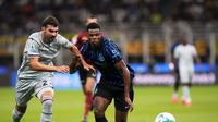 Denzel Dumfries (Inter Milan) berebut bola dengan Saba Goglichidze (Udinese) dalam laga Serie A di San Siro, Milan, Italia, 31 Agustus 2025. (AP Photo/Luca Bruno)