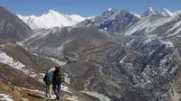 Warga berjalan di Khumbu Lembah di wilayah Everest di Nepal dalam gambar yang  diambil tanggal 15 April 2016. (REUTERS/Antoni Slodkowski)