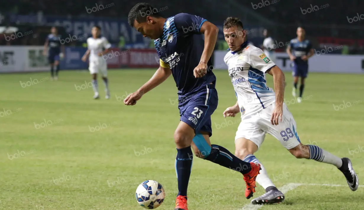Bek Arema Cronus, Hamka Hamzah, berusaha melewati striker Persib Bandung, Juan Belencoso, pada babak final Torabika Bhayangkara Cup 2016 di SUGBK, Jakarta, Minggu (3/4/2016). Arema Cronus menang 2-0 atas Persib. (Bola.com/Nicklas Hanoatubun)