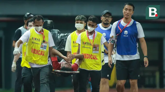 Foto: Detik-detik Marselino Ferdinan Ditandu Keluar Lapangan usai Mengalami Cedera, Sisakan PR Besar bagi Timnas Indonesia U-19