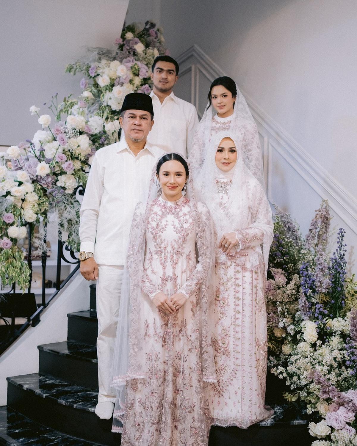 "Untuk adik perempuanku yang menjadi pengantin, aku berharap kamu mendapat kasih sayang dan kebahagiaan selamanya," tulis Teuku Atha di keterangan unggahannya.&nbsp;
