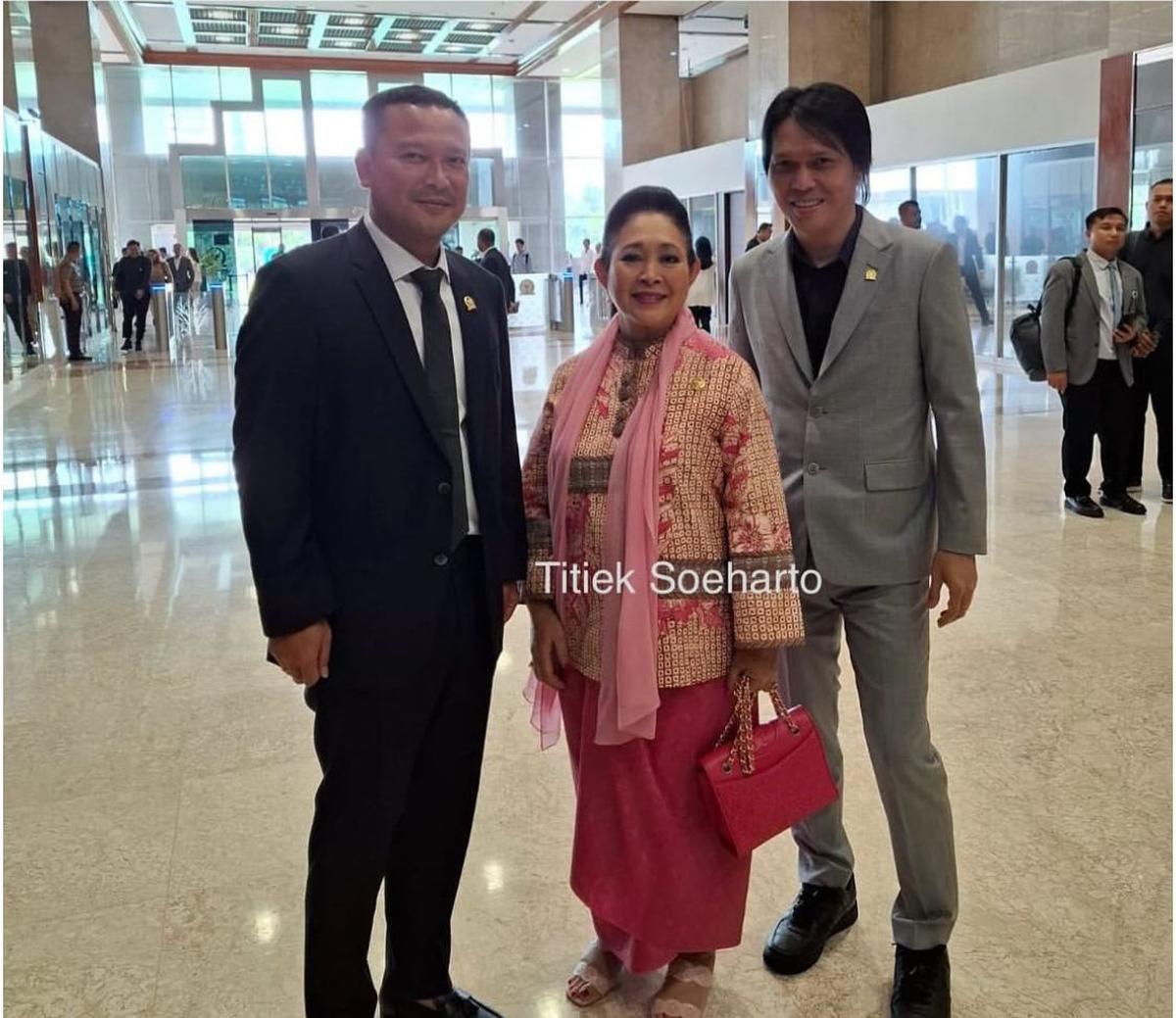 Titiek Soeharto Hadiri Rapat Paripurna DPR RI, Gaya Serba Pink Curi Perhatian!