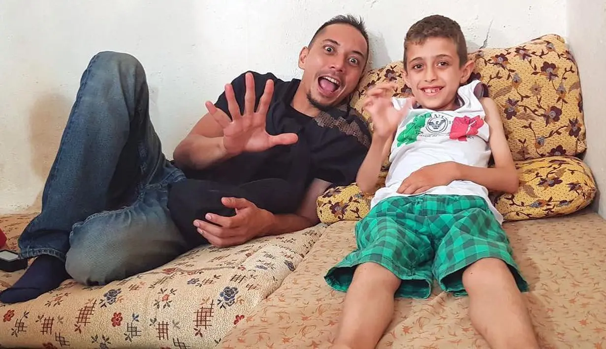 "Satu kupingnya, pake alat bantu pendengaran, pas dia lahir tuh, pas bertepatan ada bom meledak di area deket dia lahir," lanjutnya. (Instagram/fauzibaadilla2018)