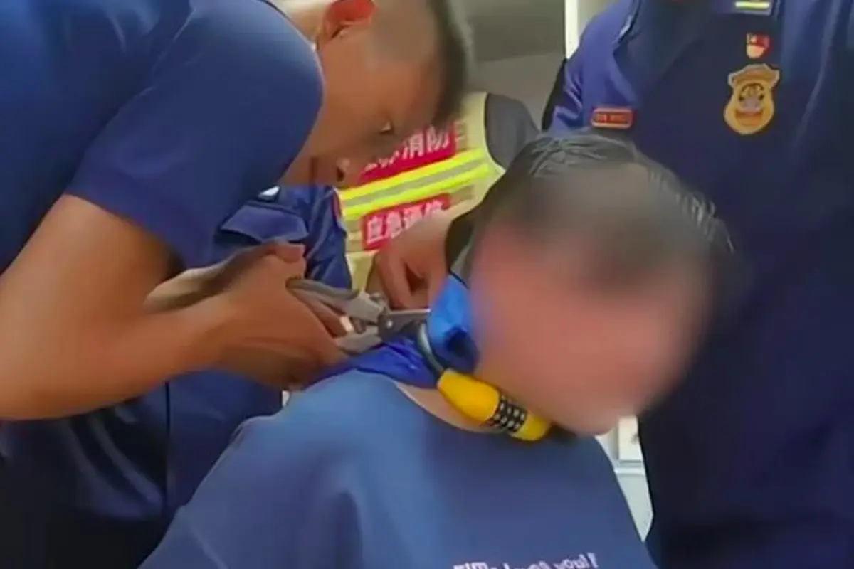 anak kalungkan gembok sepeda ke leher ibu