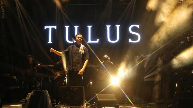Tulus menutup panggung KLBB 2025 di hari pertama/copyright kapanlagi/adrian putra