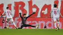 Gelandang Salzburg, Noah Okafor (kiri) mencetak gol melewati kiper Sevilla, Bono (tengah) dalam pertandingan Grup G Liga Champions di Salzburg, Austria, Kamis (9/12/2021). Kemenangan ini membuat RB Salzburg menempati posisi kedua klasemen dengan torehan 10 poin. (AFP/Joe Klamar)