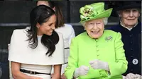 Meghan Markle tampak anggun dengan gaun bernuansa putih saat melakukan kunjungan resmi pertama kali bersama sang ratu (instagram/shhhbeautysecrets)