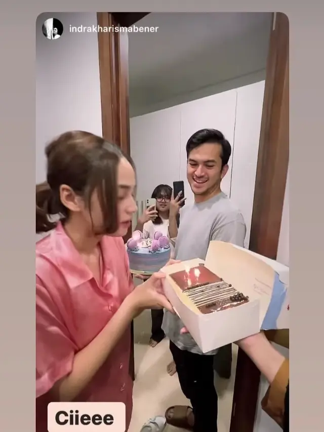 Syifa Hadju tiup lilin kue ultah dari teman-temannya (foto: instagram indrakharismabener)