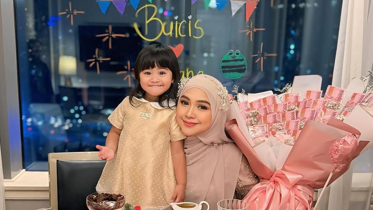 Momen Dinner Romantis Ria Ricis dengan Moana Sang Buah Hati, Hubungan Ibu-Anak yang Bikin Iri