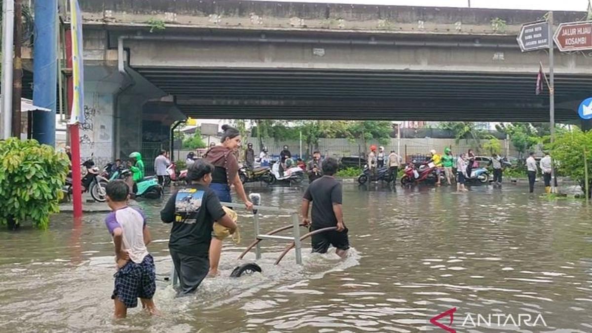 Banjir Bawa Berkah, Agus Untung Besar dalam 3 Jam dari Usaha Angkut Gerobak