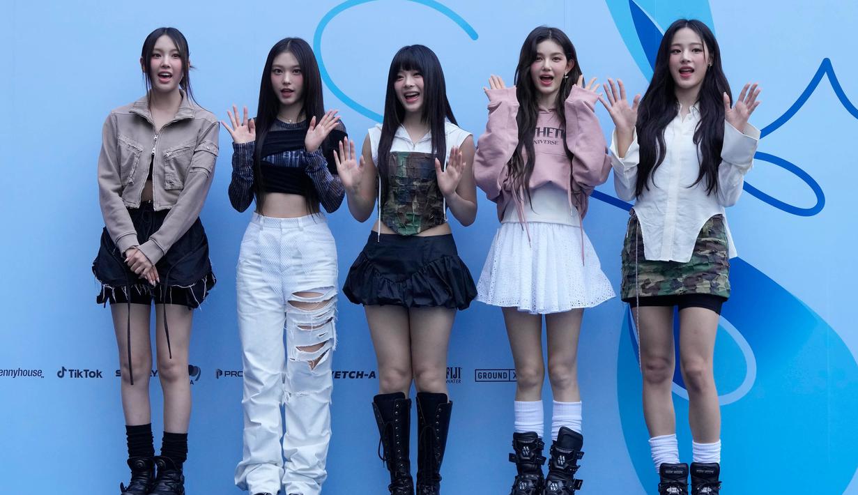Para anggota grup K-Pop Korea Selatan NewJeans berpose selama Seoul Fashion Week di Dongdaemun Design Plaza di Seoul, Korea Selatan, Selasa, 5 September 2023. (AP Photo/Ahn Young-joon)