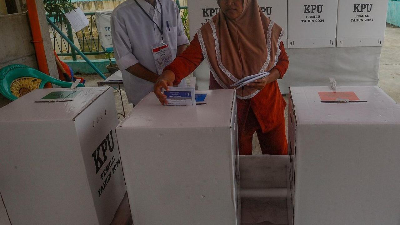 Warga melakukan pencoblosan saat pemungutan suara Pemilu 2024 susulan di Tempat Pemungutan Suara (TPS) 10, Pondok Kacang, Tangerang Selatan, Banten, Minggu (18/02/2024). Komisi Pemilihan Umum (KPU) Kota Tangerang Selatan menggelar pemungutan suara susulan