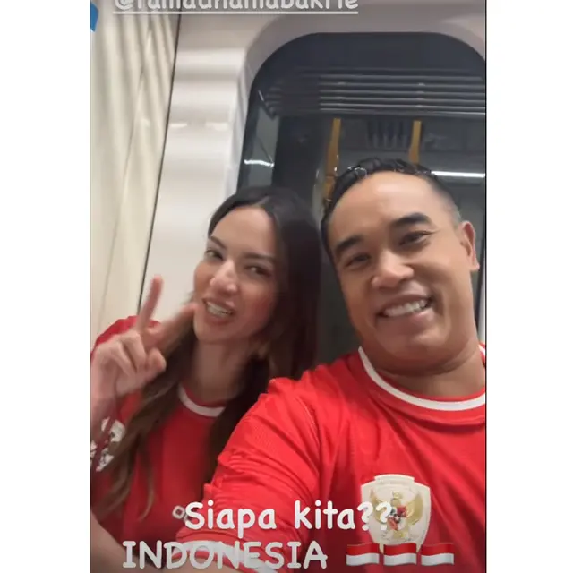 Potret 6 Pasangan Artis Nonton Indonesia Vs Filipina, Kompak Pakai Jersey Merah