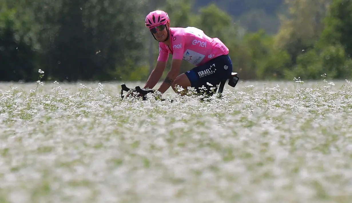 Pembalap Italia dari tim Israel Start-Up Nation, Alessandro De Marchi melintasi perkebunan pada etape ke-5 Tour Balap Sepeda Giro d'Italia 2021 antara Modena dan Cattolica di Emilia-Romagna sejauh 177 km, Rabu (12/5/2021). (AFP/Dario Belingheri)