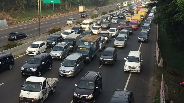 NEWS FLASH: Pengendara Keluhkan Kepadatan Tol Jakarta-Cikampek