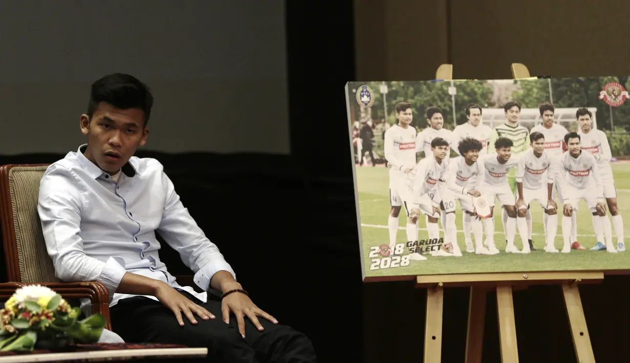 Pemain Garuda Select, Sutan Zico, saat jumpa pers di Hotel Sultan, Jakarta, Jumat (17/5). Garuda Select kembali ke Indonesia usai menjalani pelatihan dan uji coba di Inggris. (Bola.com/Yoppy Renato)