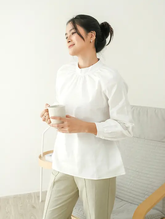 Jika membutuhkan atasan yang lebih menarik, kamu bisa menggunakan Ruffle Top. Blouse berlengan panjang ini memiliki kerut di bagian lingkar leher (THENBLANK)