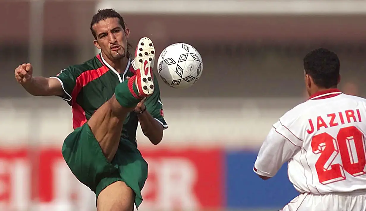 6. Mustapha Hadji. Dijuluki pesulap dari Maroko. Pemain yang pernah memperkuat Coventry City dan Aston Villa ini mudah dikenali dengan ciri khas kaos kaki rendahnya dan gaya rambutnya yang dikuncir kuda. (AFP/Olivier Morin)