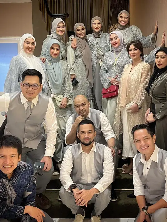 <p>Hadir juga Dimas Seto bersama istri, Dhini Aminarti. Momen saat potret bareng dengan Bridesmaid dan Groomsman. [Instagram/zaskiadyamecca]</p>