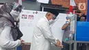 Calon Wali Kota Depok nomor urut 2 Mohammad Idris mencuci tangan sebelum menggunakan hak pilihnya pada Pilkada 2020 di TPS 14 Jatimulya, Depok, Rabu (9/12/2020). Pilkada Depok 2020 diikuti oleh Pradi Supratna-Afifah Alia serta Mohammad Idris dan Imam Budi Hartono. (Liputan6.com/Herman Zakharia)