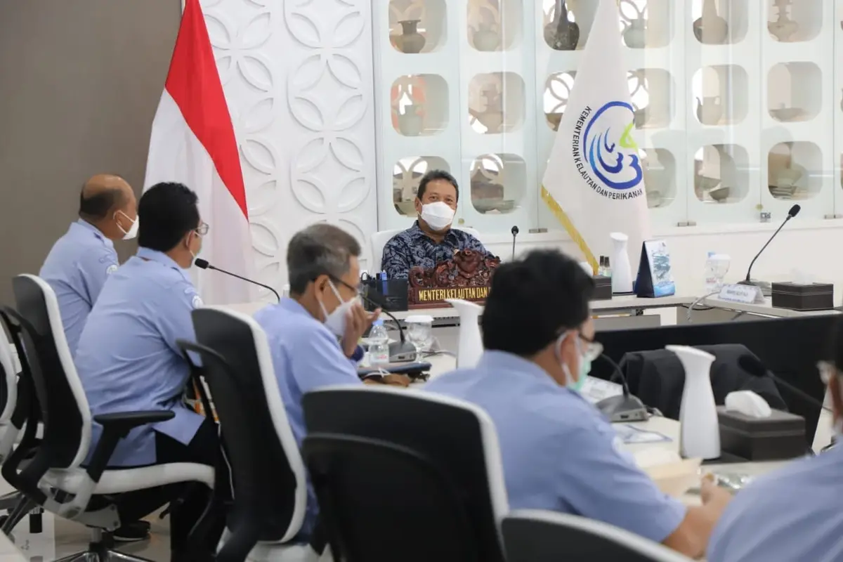 Menteri Kelautan dan Perikanan, Sakti Wahyu Trenggono saat memimpin rapat di KKP