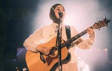 Potret Salma Salsabil Main Gitar di Panggung, Karisma yang Menghipnotis