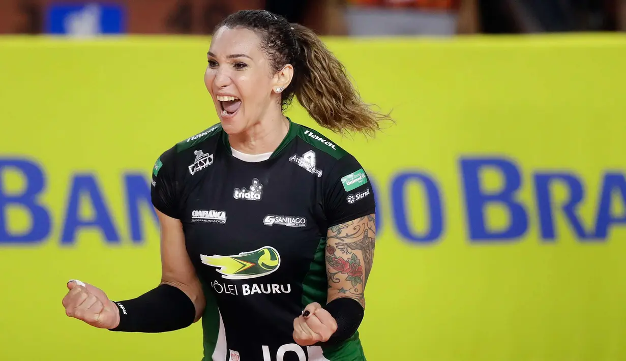 Pemain voli Bauru, Tiffany Abreu merayakan satu poin saat pertandingan sepak bola voli Brasil di Bauru, Brasil, (19/12). Abreu merupakan transgender pertama Brasil yang bermain di liga voli wanita. (AP Photo / Andre Penner)