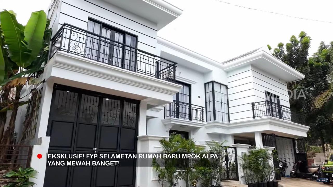 Intip Detail Rumah Baru Mpok Alpa, Desain American Classic-nya Bikin Betah!