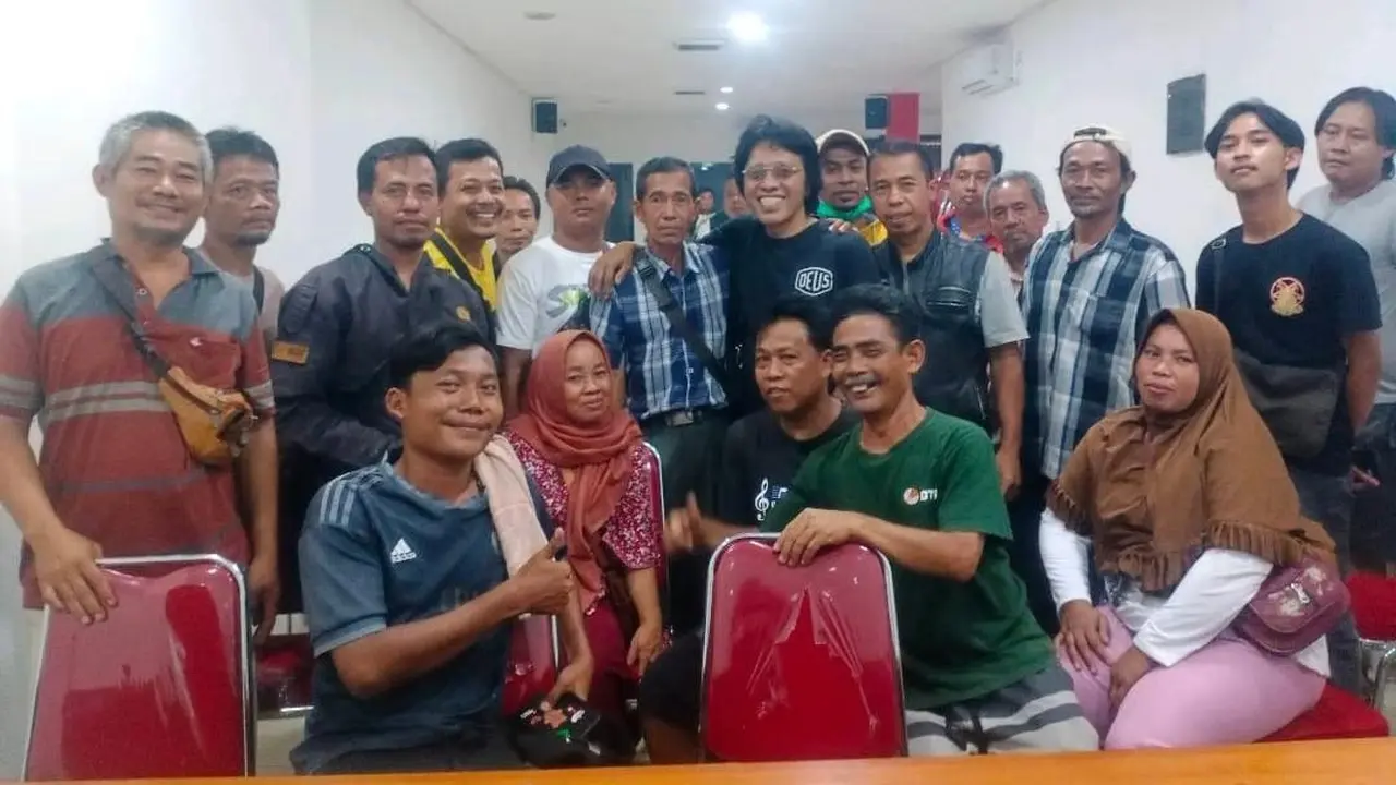 Para pedagang kaki lima yang tergabung dalam Komunitas PKS Bersatu memberi dukungan ke calon Pilkada Jakarta 2024, Pramono Anung dan Rano Karno.